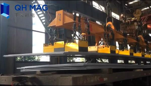 多張鋼板吊裝搬運(yùn)使用這個吊具很安全