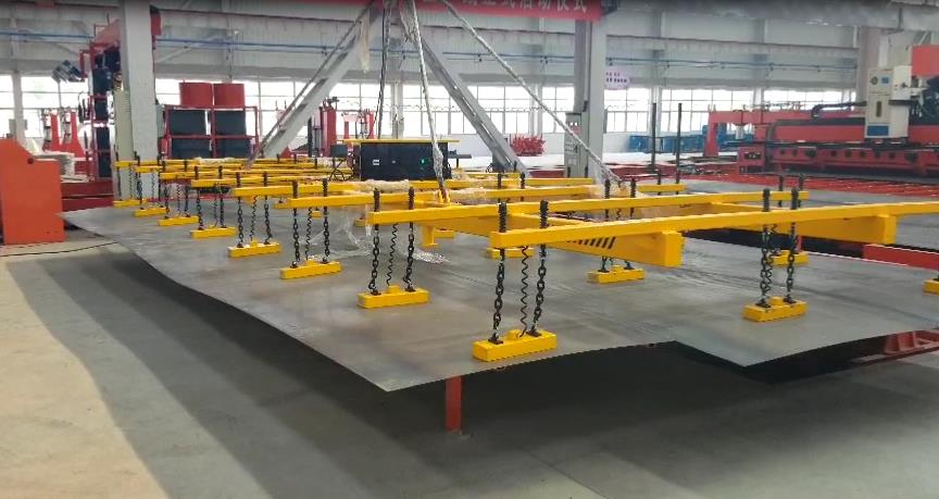 鋼板板材的起吊機(jī)器，磁力起重吊具橫空出“市”