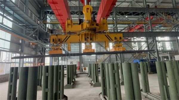 千豪磁電創(chuàng)新方案助力重工機械裝備企業(yè)：4.5噸自重電永磁吊具實現(xiàn)10噸圓坯五根同步吊運